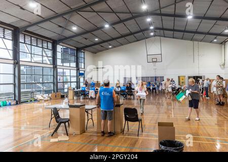 Sabato 25th marzo 2023, giorno delle elezioni nel nuovo Galles del Sud e gli elettori vanno ai sondaggi in tutto lo Stato, nella foto elettori nella sede di Pittwater all'interno dei seggi di voto in Avalon Beach. Pittwater è un seggio liberale contestato da Rory Amon in sostituzione del membro in carica e del ministro del governo Rob Stokes che si sta ritirando dalla politica. Ci si aspetta una gara ravvicinata con il teal candidato indipendente Jacqui Scruby. Credito Martin Berry @ alamy live news. Foto Stock