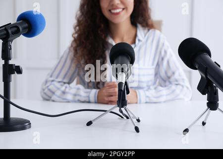 Felice afroamericana donna che dà intervista a evento ufficiale, primo piano Foto Stock