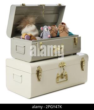 Elegante vano portaoggetti con scarpe e giocattoli per bambini su sfondo bianco. Elementi interni Foto Stock