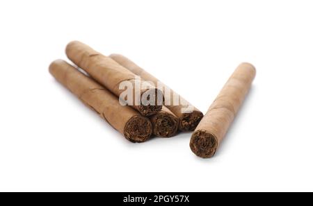 Sigari avvolti in foglie di tabacco su sfondo bianco Foto Stock