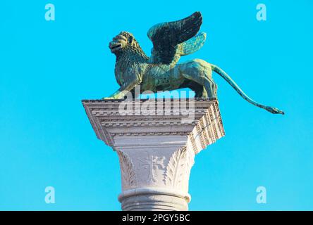 Scultura in bronzo di leone con ali. Leone di Venezia statua in bronzo Foto Stock