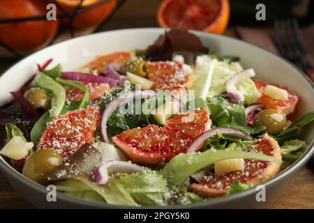 Ciotola di deliziosa insalata di arance siciliane sul tavolo, primo piano Foto Stock