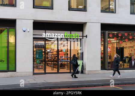 Londra, Regno Unito - 18 marzo 2023; facciata del negozio Amazon Fresh di Londra e cartello a Gracechurch Street Foto Stock