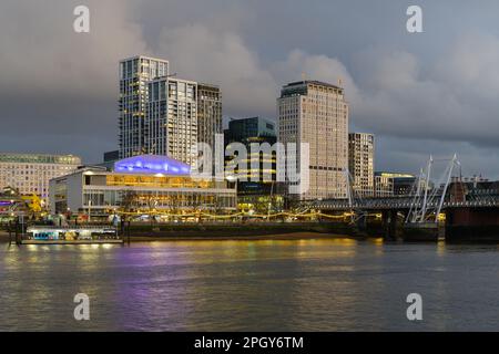 Londra, Regno Unito - 18 marzo 2023; Royal Festival Hall e Shell Center sulla South Bank of River Thames Londra Foto Stock