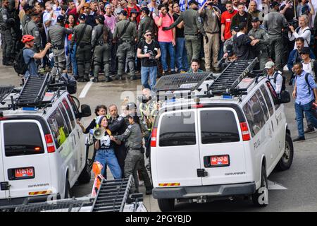 Tel Aviv, Israele. 23rd Mar, 2023. Durante la manifestazione, gli agenti di polizia israeliani arrestano un protestante sull'autostrada bloccata di Ayalon. Migliaia di manifestanti contro la revisione legale hanno bloccato l'autostrada Ayalon di Tel Aviv. La polizia ha usato cannoni ad acqua per disperderli. Credit: SOPA Images Limited/Alamy Live News Foto Stock