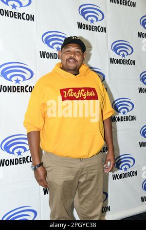 Omar Miller arriva alla CBS photocall for True Lies al WonderCon 2023 Day 1 presso l'Anaheim Convention Center il 24 marzo 2023 Foto Stock