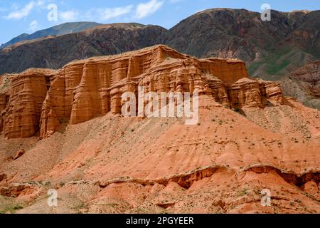 Canyon rosso Konorchek (Suluu-Terek) nelle montagne del Kirghizistan Foto Stock