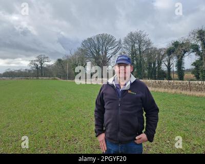 St Andrews, Regno Unito. 24th Mar, 2023. Il contadino Alan Steven si trova in un campo vicino alla città scozzese di St. Andrews. Ha votato per l'indipendenza della Scozia nel 2014, ma da allora ha cambiato idea. (A dpa-KORR: 'Quale via d'uscita dal regno? Scotland seeks new compasso') Credit: Larissa Schwedes/dpa/Alamy Live News Foto Stock