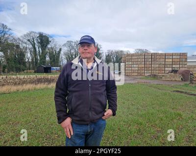 St Andrews, Regno Unito. 24th Mar, 2023. Il contadino Alan Steven si trova in un campo vicino alla città scozzese di St. Andrews. Ha votato per l'indipendenza della Scozia nel 2014, ma da allora ha cambiato idea. (A dpa-KORR: 'Quale via d'uscita dal regno? Scotland seeks new compasso') Credit: Larissa Schwedes/dpa/Alamy Live News Foto Stock