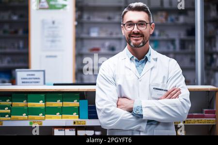 Ive ha ricevuto tutti i consigli medici di fiducia di cui avete bisogno. Ritratto di un farmacista maturo che lavora in farmacia. Foto Stock