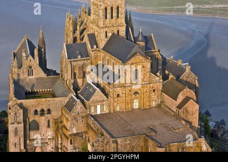 Francia - Normandia - Manica (50): Mont Saint Michel da nord-ovest. In primo piano, la terrazza ovest. A sinistra, il chiostro. Foto aerea ta Foto Stock