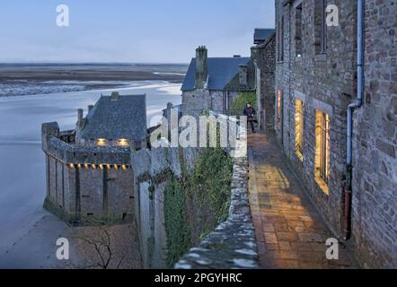 Francia - Normandia - Manica (50) - Mont Saint Michel - il villaggio: Sentiero orientale al crepuscolo. Sullo sfondo a sinistra, la torre Boucle, una di t Foto Stock