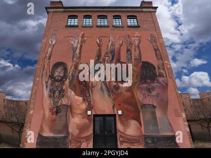Murale sulla facciata di una casa di Andreas von Chrzanowski, nome dell'artista: Case, graffiti tedesco, Erlangen, Baviera, Germania Foto Stock