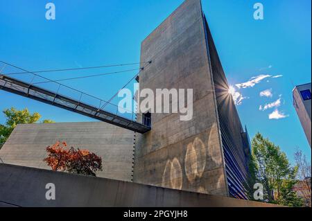 Ascensore e facciata in cemento, Università tecnica di Monaco. TUM, Monaco, Baviera, Germania Foto Stock