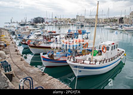 Molte piccole barche da pesca sono legate nel porto di Heraklion a Creta, in Grecia. Foto Stock