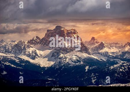 Vista dal Sass Pordoi nella parte superiore della Val di Fassa verso la Marmolada Foto Stock