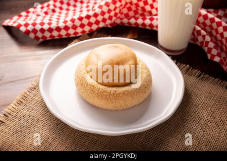 Ojo de Buey. Conosciuto anche come Ojo de Pancha, è uno dei tradizionali pani dolci messicani, che consiste in un anello di pane fioccato riempito con un Foto Stock