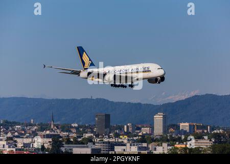 Aeroporto ZRH con aereo in avvicinamento a Singapore Airlines, Airbus A380-800, Zurigo, Svizzera Foto Stock