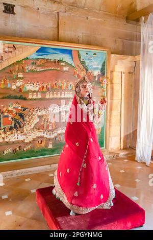 tradizionale burattino in abito regina presso jaisalmer fort da un angolo piatto Foto Stock