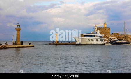 Porto di MANDRAKI, ingresso al porto con colonne con salvia e crosta, sito del Colosso di Rodi, Rodi, Grecia Foto Stock