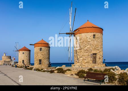 Tre mulini a vento sul molo, Mandraki Harbour, Rodi Town, Grecia Foto Stock