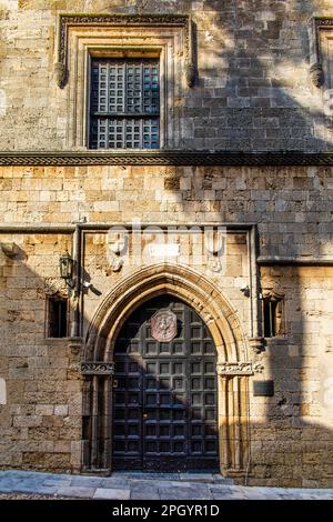 Porta per l'Ostello francese, Knights Street nella città vecchia dal tempo dell'Ordine di San John, l'unica strada del 16th ° secolo sopravvissuta alla fine Foto Stock