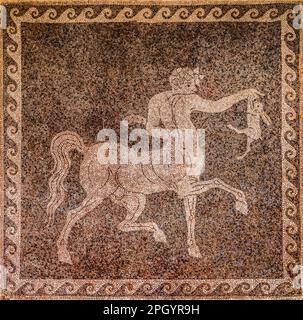 Mosaico con Cenrtaur dopo la caccia, Museo Archeologico nell'ex Ospedale Ordine dei Cavalieri di San Giovanni, 15th ° secolo, Città Vecchia, Rodi Foto Stock