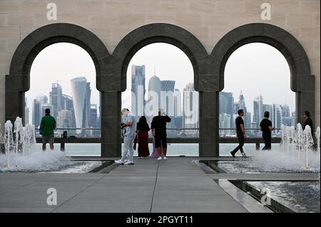 Vista dello skyline di Doha, Qatar, dalla terrazza del Museo d'Arte Islamica degli archi Ieoh Ming Pei e Jean-Michel Wilmotte Foto Stock