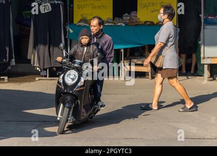 SAMUT PRAKAN, THAILANDIA, 02 2023 FEBBRAIO, la coppia cavalca in moto per strada. Foto Stock