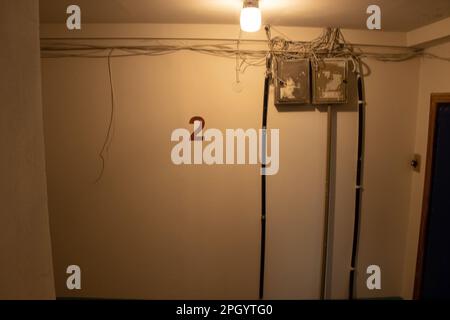vecchia scala scura sovietica sporco in un edificio di appartamenti nella città di dnipro in ucraina, il numero di piano sul muro è scritto 2 Foto Stock