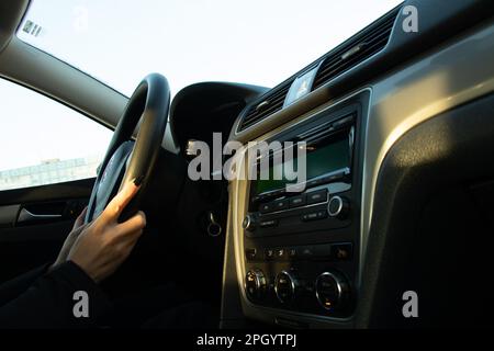 la ragazza che guida la sua auto cavalca un robot, auto in movimento Foto Stock