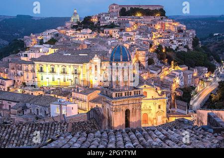 Veduta aerea di Ragusa Sicilia con cattedrale in primo piano Foto Stock