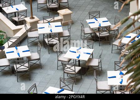 Bar all'aperto vuoto o ristorante. I mobili del ristorante Cafe sono allestiti nel cortile con terrazza sul patio Foto Stock