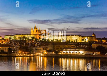 Vista notturna sul fiume Moldau e sul castello durante l'ora blu a Praga, Repubblica Ceca Foto Stock