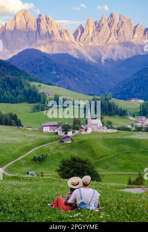 Coppia a St. Magdalena Geisler o Odle Dolomiti cime montane. Val di Funes in Italia, Santa Magdalena villaggio Dolomiti montagne, uomini e donne in vacanza nelle Alpi di montagna italiane Foto Stock