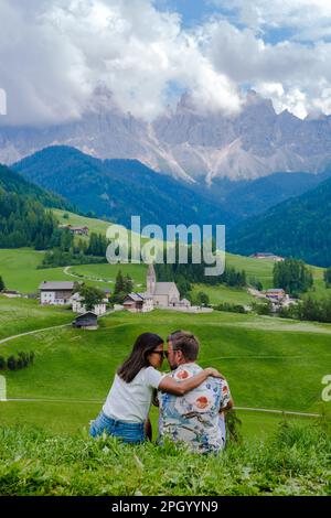 Coppia a St. Magdalena Geisler o Odle Dolomiti cime montane. Val di Funes in Italia, Santa Magdalena villaggio Dolomiti montagne, uomini e donne in vacanza nelle Alpi di montagna italiane Foto Stock