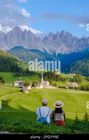 Coppia a St. Magdalena Geisler o Odle Dolomiti cime montane. Val di Funes in Italia, Santa Magdalena villaggio Dolomiti montagne, uomini e donne in vacanza nelle Alpi di montagna italiane Foto Stock