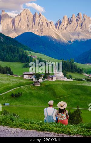 Coppia a St. Magdalena Geisler o Odle Dolomiti cime montane. Val di Funes in Italia, Santa Magdalena villaggio Dolomiti montagne, uomini e donne in vacanza nelle Alpi di montagna italiane Foto Stock