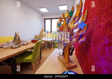 Bamberg, Germania. 24th Mar, 2023. Vista del cosiddetto laboratorio dell'artista nell'ospizio per bambini e giovani di Sternenzelt. I giovani fino a 26 anni che soffrono di una malattia che riduce la vita devono essere accompagnati e curati nell'ospizio appena aperto. L'ospizio per bambini e giovani di Sternenzelt si trova presso l'Accademia Hospice di Bamberga, accanto alla clinica di Bruderwald. Credit: Daniel Karmann/dpa/Alamy Live News Foto Stock