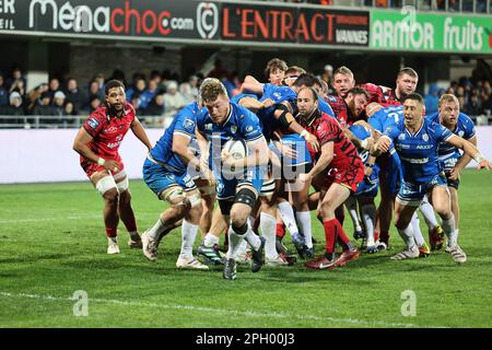 Vannes, Francia. 24th Mar, 2023. Leon Boulier (8) di Vannes sfugge dal maul e continua a segnare una prova durante il campionato francese Pro D2 rugby Unione match tra RC Vannes e Rouen Normandie Rugby il 24 marzo 2023 allo stadio la Rabine di Vannes, Francia - Foto Damien Kilani/DK Prod/DPI Credit: DPPI Media/Alamy Live News Foto Stock