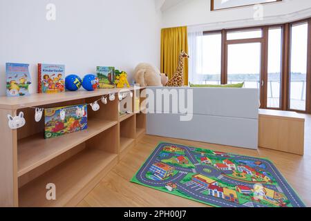 Bamberg, Germania. 24th Mar, 2023. Vista sulla sala giochi con angolo lettura ad alta voce nell'ospizio per bambini e giovani di Sternenzelt. I giovani fino a 26 anni che soffrono di una malattia che riduce la vita devono essere accompagnati e curati nell'ospizio appena aperto. L'ospizio per bambini e giovani di Sternenzelt si trova presso l'Accademia Hospice di Bamberga, accanto alla clinica di Bruderwald. Credit: Daniel Karmann/dpa/Alamy Live News Foto Stock