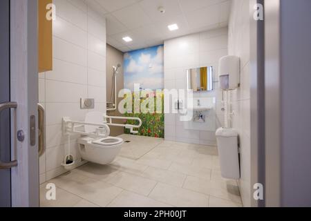 Bamberg, Germania. 24th Mar, 2023. Vista su un bagno in una camera dell'ospedale per bambini e giovani Sternenzelt. I giovani fino a 26 anni che soffrono di una malattia che riduce la vita devono essere accompagnati e curati nell'ospizio appena aperto. L'ospizio per bambini e giovani di Sternenzelt si trova presso l'Accademia Hospice di Bamberga, accanto alla clinica di Bruderwald. Credit: Daniel Karmann/dpa/Alamy Live News Foto Stock