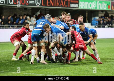 Vannes, Francia. 24th Mar, 2023. Leon Boulier (8) di Vannes sfugge dal maul e continua a segnare una prova durante il campionato francese Pro D2 rugby Unione match tra RC Vannes e Rouen Normandie Rugby il 24 marzo 2023 allo stadio la Rabine di Vannes, Francia - Foto Damien Kilani/DK Prod/DPI Credit: DPPI Media/Alamy Live News Foto Stock