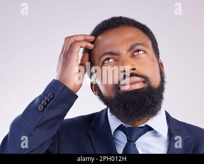 Uomo d'affari confuso pensare in studio di idee, dubbio e ricordare domande in mindset. Modello maschio nero, testa di graffio e ricerca Foto Stock