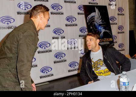 Mark Dacascos, Nick Stahl ad un tifoso che firma per 'Kights of the Zodiac' durante la convention WonderCon del 2023 presso l'Anaheim Convention Center di Anaheim, Foto Stock