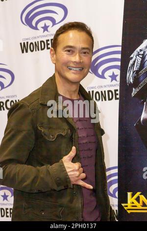 Mark Dacascos ad un fan che firma per 'Kights of the Zodiac' durante la convention WonderCon del 2023 presso l'Anaheim Convention Center di Anaheim, California, lo scorso marzo Foto Stock