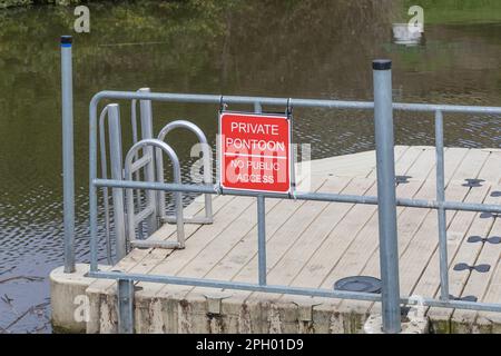 Un Pontoon privato, nessun segno di accesso pubblico su un potoon canale. Foto Stock