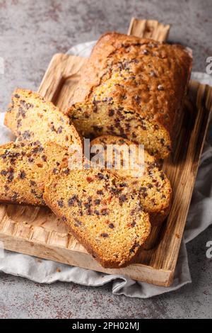 Zucca Chocolate chip pane primo piano sul bordo di legno sul tavolo. Verticale Foto Stock