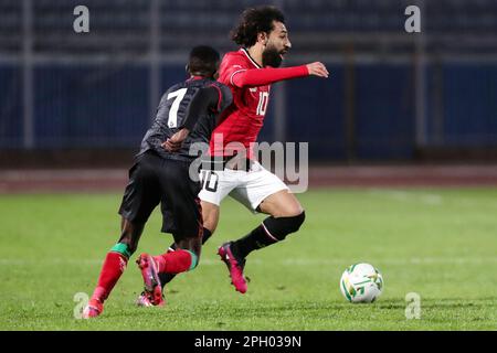 Cairo, Egitto. 24th Mar, 2023. Mohamed Salah (R) dell'Egitto compete durante l'incontro di qualificazione del gruppo D della Coppa dell'Africa tra Egitto e Malawi al Cairo, Egitto, 24 marzo 2023. Credit: Ahmed Gomaa/Xinhua/Alamy Live News Foto Stock