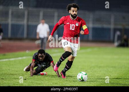 Cairo, Egitto. 24th Mar, 2023. Mohamed Salah (R) dell'Egitto compete durante l'incontro di qualificazione del gruppo D della Coppa dell'Africa tra Egitto e Malawi al Cairo, Egitto, 24 marzo 2023. Credit: Ahmed Gomaa/Xinhua/Alamy Live News Foto Stock